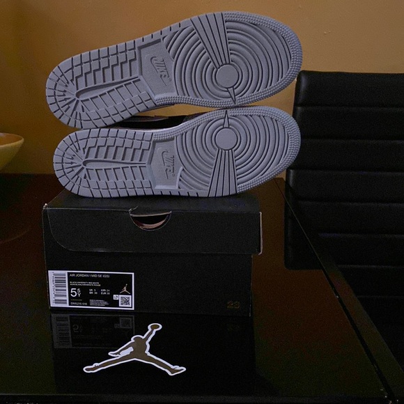 Air Jordan 1 Mid SE - Picture 4 of 5